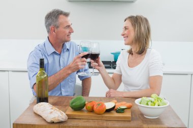 Mutfakta seven kaç kadeh şarap gözlük