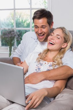 oturma odasında dizüstü kullanarak rahat Çift