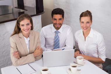 iş adamları laptop, birlikte Ofis Masası kullanma