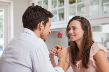 mutlu bir kadın bir gül veren adam
