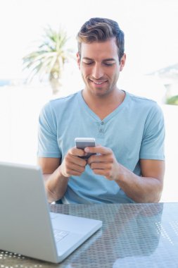 adam kısa laptop kullanırken mesaj