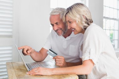 evde online alışveriş yaparken mutlu olgun çift