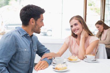 Cafe'de oturan Çift