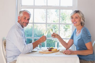 yiyecek içecek toasting Olgun çift yan görünüm portresi