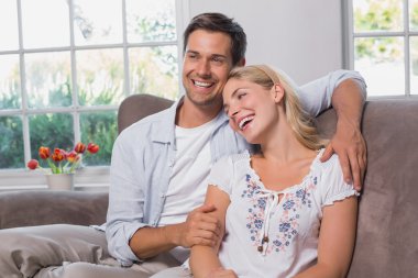 seven genç çift kanepede oturan rahat