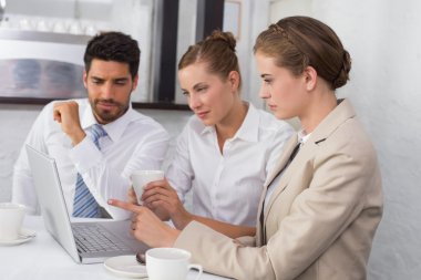 iş adamları laptop, birlikte Ofis Masası kullanma