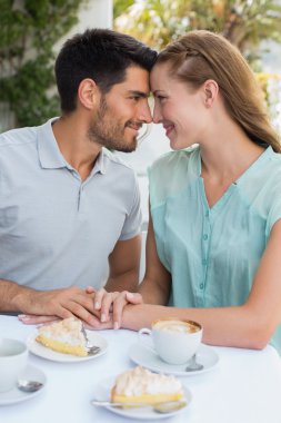Çift birbirlerine kahve dükkanında