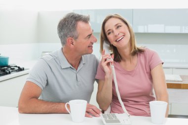 mutlu çift mutfak sabit telefon kullanma