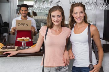 arkadaşlar erkek barista kahve dükkanında kasaya ile