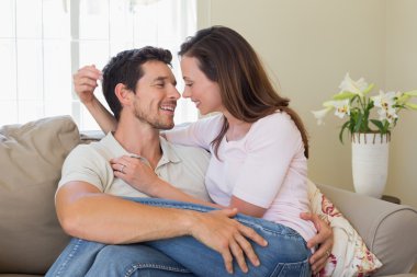 sevgi dolu bir çift kanepede oturan portresi