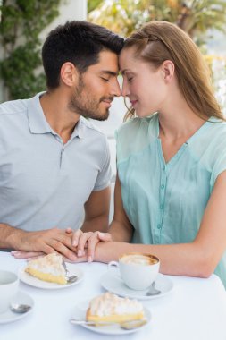 kahve dükkanında Kapalı gözlerle couple