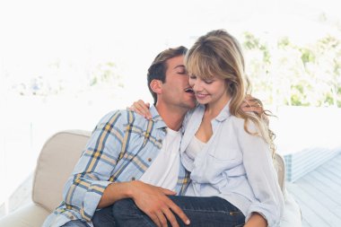 Sevgili çift evde kanepede oturan