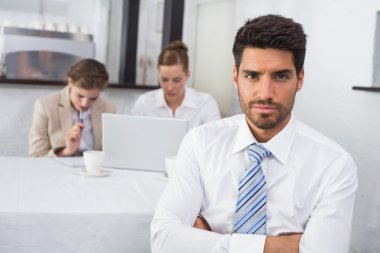 Ofis Masası meslektaşları ile kendine güvenen iş adamı