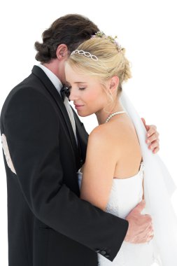 sevgi gelin ve damat kucaklayan