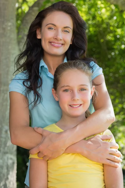 Mor och dotter står i parken — Stockfoto