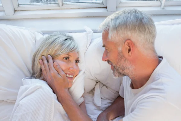 Nahaufnahme eines glücklichen reifen Paares, das im Bett liegt — Stockfoto