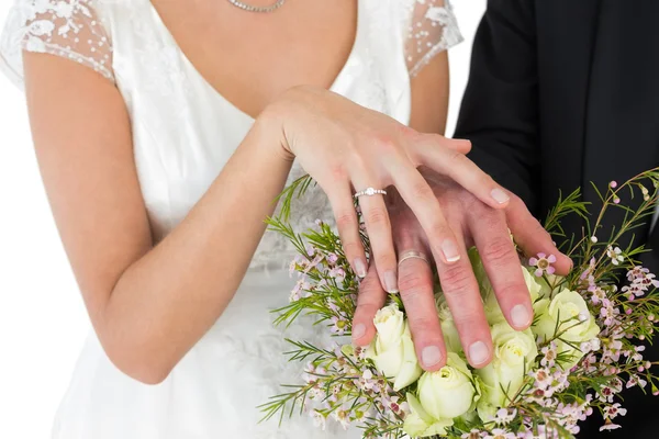 Seção média de noiva e noivo mostrando anel de casamento — Fotografia de Stock