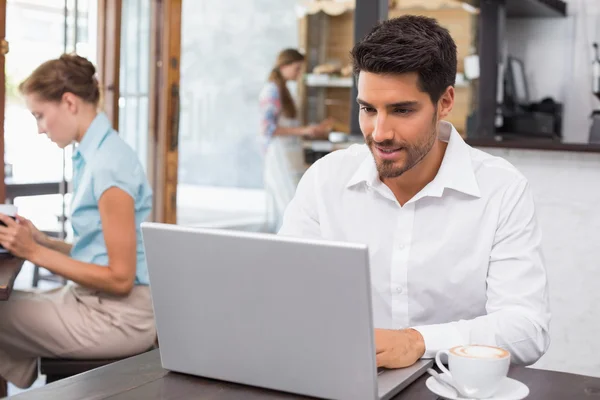Konzentrierter Mann benutzt Laptop in Café — Stockfoto