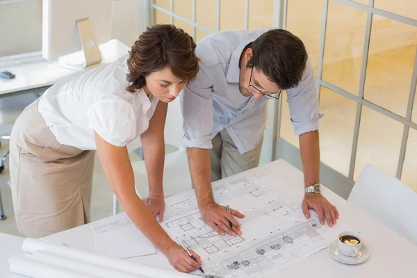 Geschäftsleute arbeiten im Büro an Entwürfen — Stockfoto