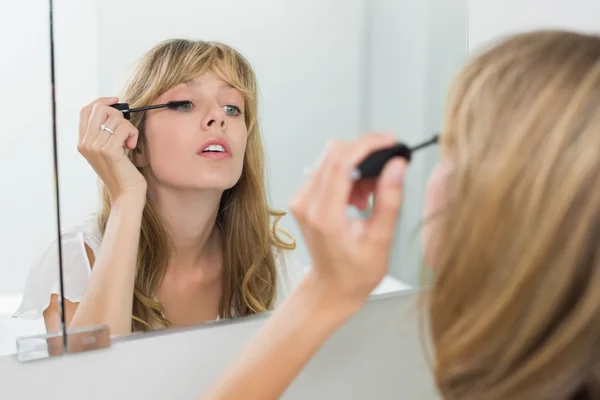 Close-up of a beautiful woman applying mascara — Stock Photo, Image