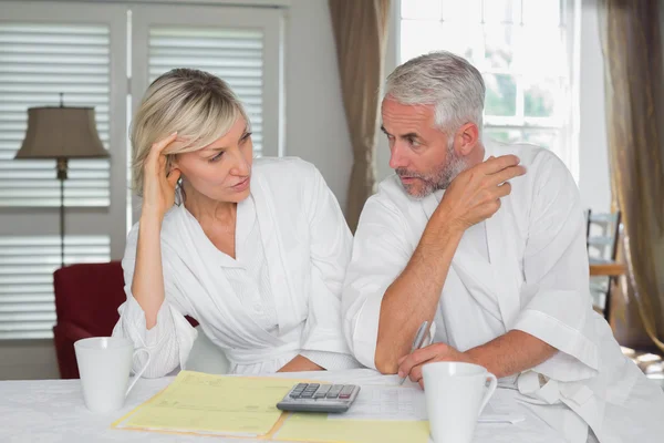 Paar zittend met eigen wissels en rekenmachine — Stockfoto