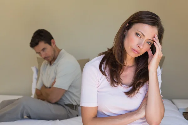 Pareja no hablando después de una discusión en la cama — Foto de Stock