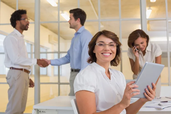 Geschäftsfrau nutzt digitalen Tisch mit Kollegen im Büro — Stockfoto