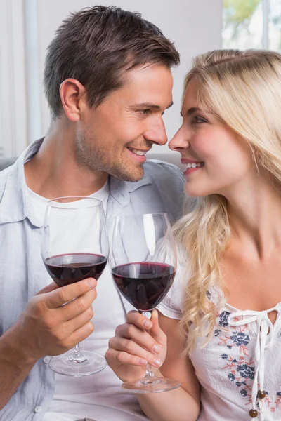 Amour jeune couple avec des verres à vin à la maison — Photo