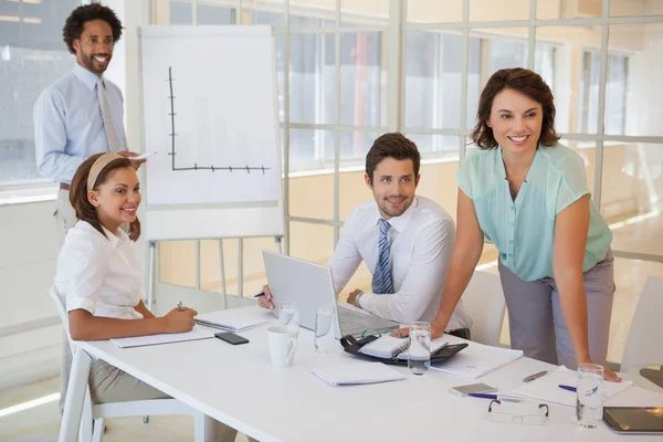 Affärsman ger presentation till kolleger i office — Stockfoto