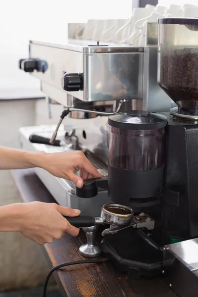 Połowie sekcji barista przygotowuje espresso w kawiarni — Zdjęcie stockowe