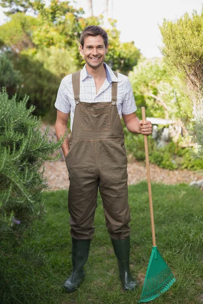Młody człowiek w rzemiosło gospodarstwa prowizji w ogrodzie — Zdjęcie stockowe
