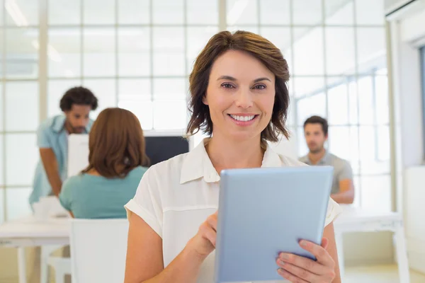 Zakenvrouw digitale tablet met collega's in de vergadering — Stockfoto