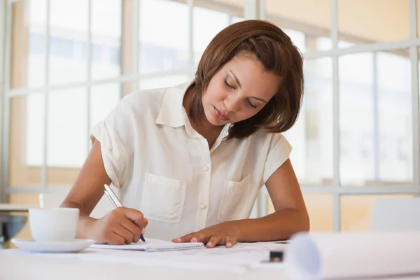 Affärskvinna som arbetar på plan i office — Stockfoto