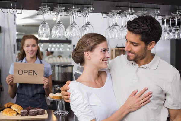 Paar mit Café-Inhaberin im Café — Stockfoto