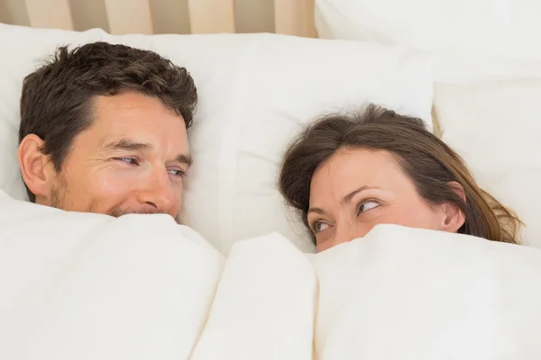 Entspanntes Paar liegt zusammen im Bett — Stockfoto