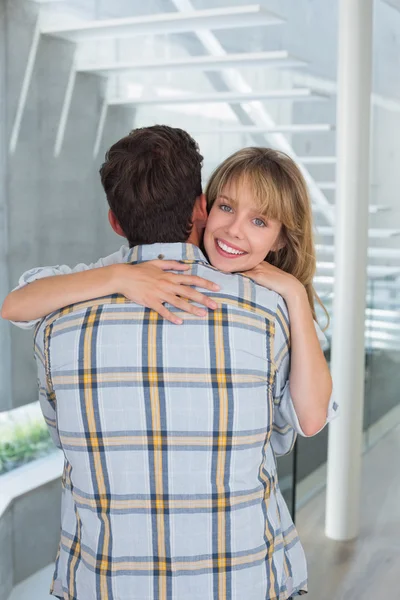 Amare giovane donna abbracciando l'uomo — Foto Stock