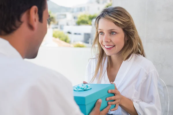 Homem dando mulher feliz uma caixa de presente — Fotografia de Stock