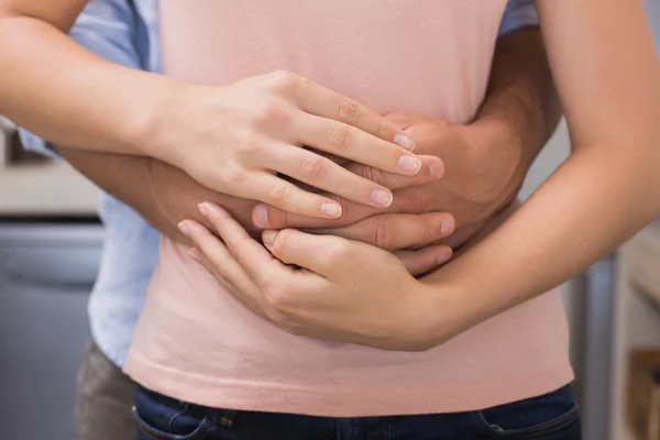 Uomo abbracciando donna da dietro — Foto Stock