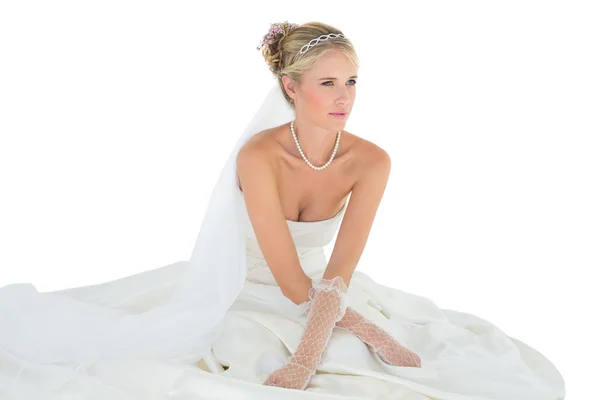 Mulher de vestido de noiva olhando para longe — Fotografia de Stock
