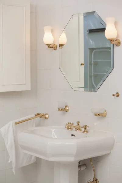 浴室の流し上の点灯のランプとミラーします。 — ストック写真
