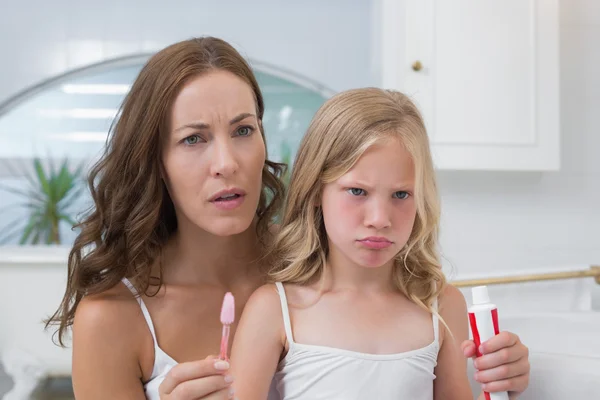 Dcera matka a nespokojen s zubní kartáček a pastu — Stock fotografie