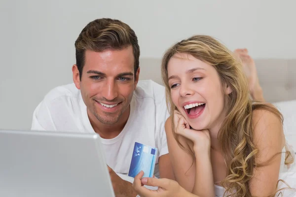 Gelukkige jonge paar doen online winkelen — Stockfoto