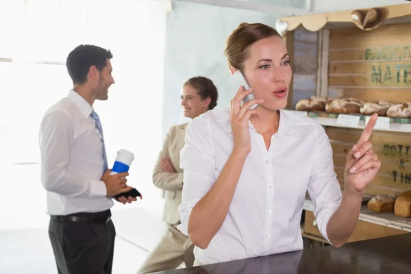 Zakenvrouw gebruik mobiele telefoon in office cafetaria — Stockfoto