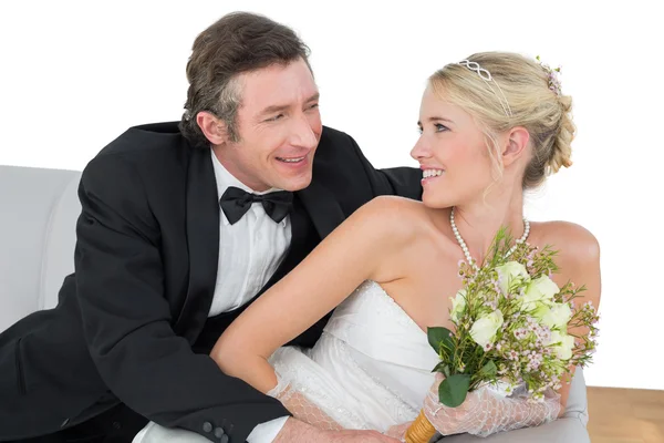 Счастливая невеста и жених смотрят друг на друга — стоковое фото