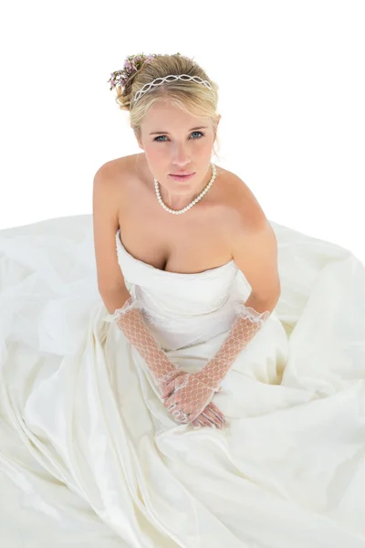 Elegante sposa in abito da sposa su sfondo bianco — Foto Stock