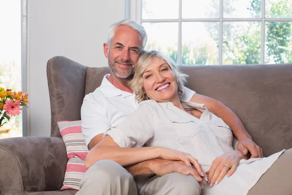 Porträtt av en avslappnad äldre par som sitter på soffan — Stockfoto