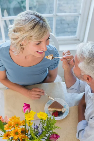 Uomo maturo alimentazione felice pasticceria donna — Foto Stock