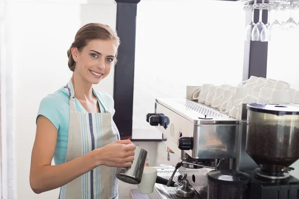 Kadın barista Espresso kahve dükkanında hazırlanıyor — Stok fotoğraf