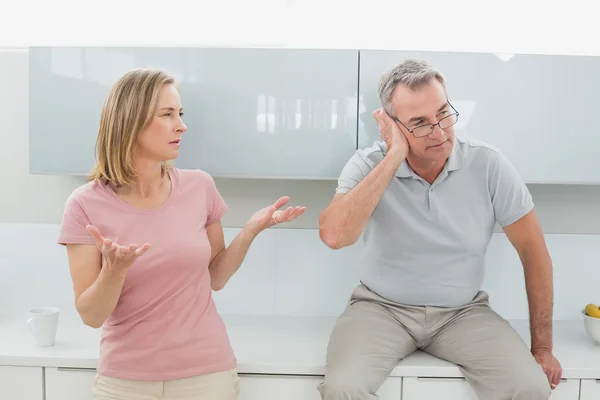 Couple having an argument in kitchen — Stock Photo, Image