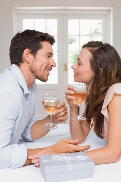 Casal amoroso com copos de vinho olhando um para o outro — Fotografia de Stock